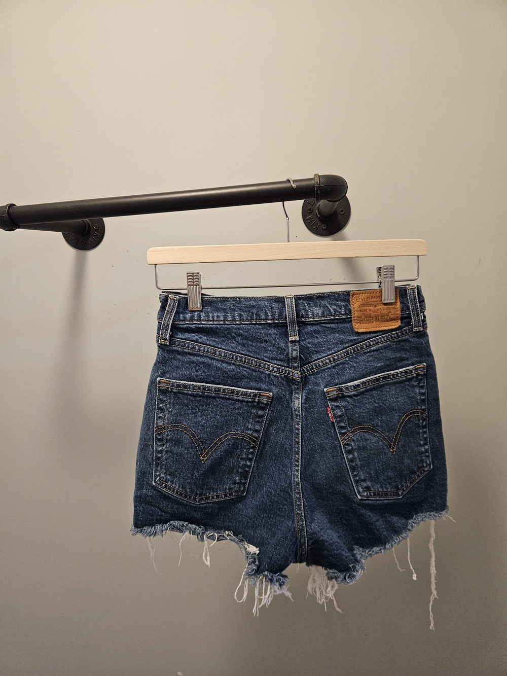Levis Ribcage Shorts - Picture 3 of 6